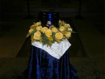 Urnengesteck mit Rosen