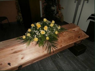 Sargdecke mittel mit gelben Rosen
