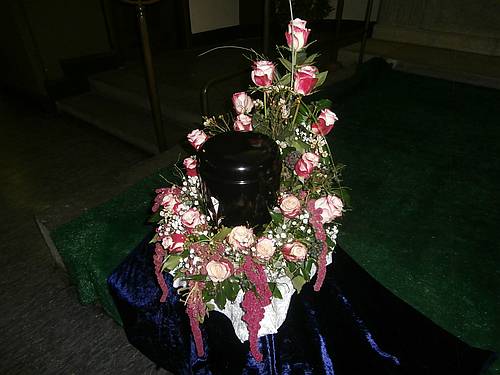 Urnenkranz hochgesteckt mit Rosen