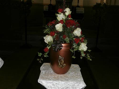 Urnenkrone mit roten und weißen Rosen